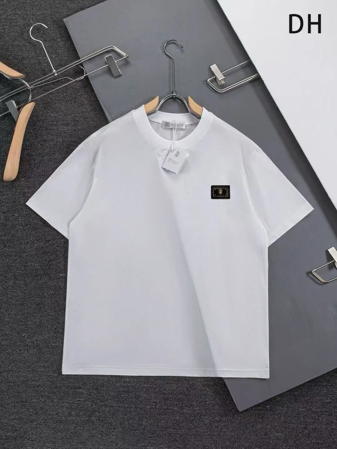 BRUNELLO CUCINELLI Brunello Cucinelli counter Same Style round neck short-sleeved T-shirt customized cotton fabric! Designed with brand logo leather tag! Strong three-dimensional effect! The overall highly breathable and soft texture is more prominent, and the full cotton texture induces extreme comfort. A must-have item for Premium people, complete with original accessories and accessories! Same Style for men and women! Color: Black White Size: S-xx L